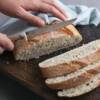 Le regole del galateo del pane, per mangiarlo e servirlo nel modo corretto