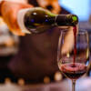 Calice di vino rosso e bottiglia
