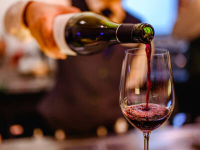Calice di vino rosso e bottiglia