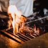 Chef che cucina alla brace