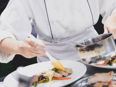 Chef donna che impiatta