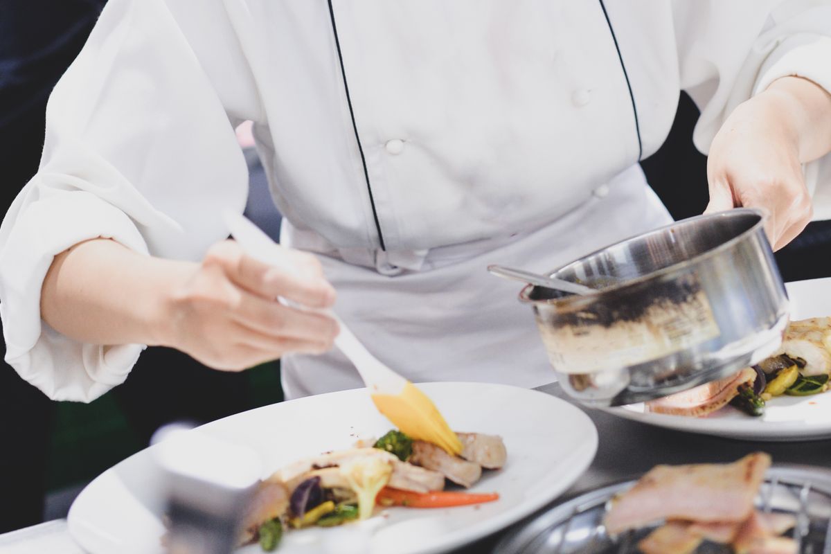 Chef donna che impiatta
