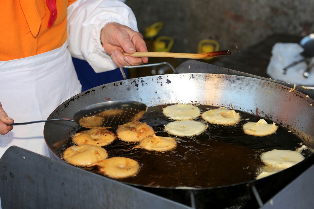 Fry apple fritters