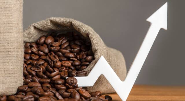 Il caffè diventa un lusso? Le ragioni del caro-prezzi e prospettive future