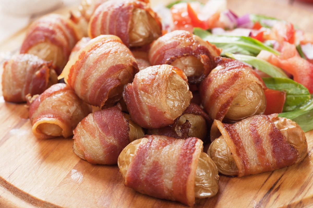 Patate piccole avvolte in pancetta e cotte al forno