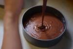 Impasto torta al cioccolato versato in teglia