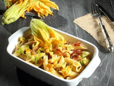 Pasta con i fiori di zucca e la pancetta