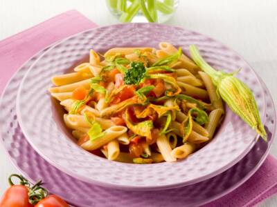 Pasta con fiori di zucca e pomodorini