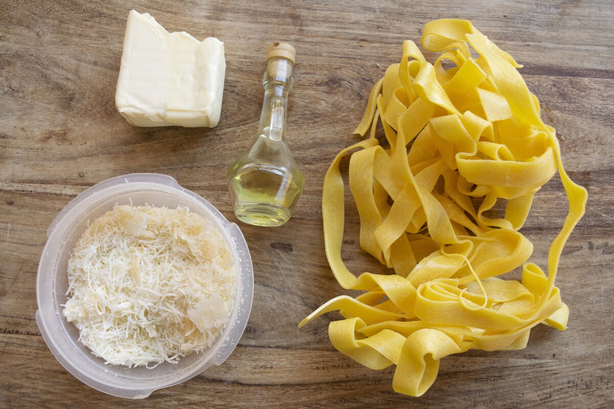 Ingredienti per fettuccine Alfredo: pasta, parmigiano, burro