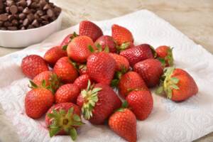 Primo piano con fragole su un foglio di carta da cucina