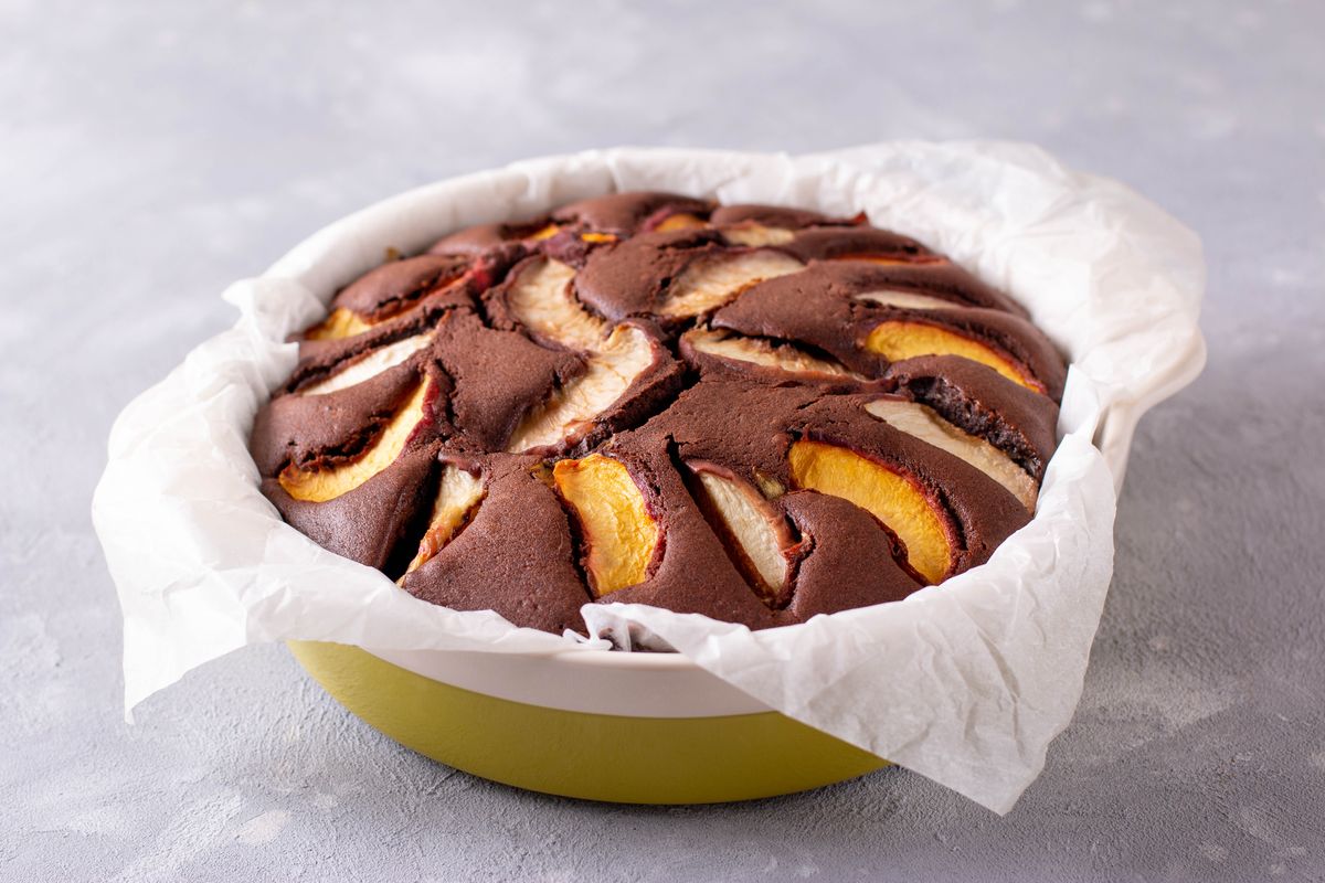 Cake with peaches and chocolate