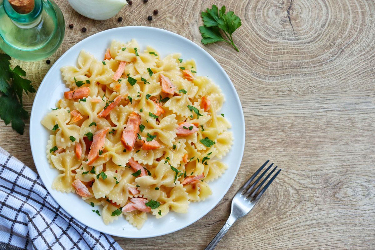 Cold pasta with smoked salmon