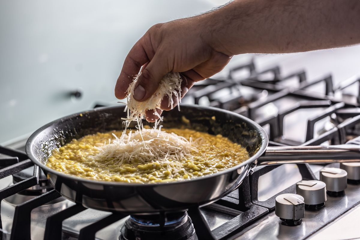 Mantecare il risotto alla milanese