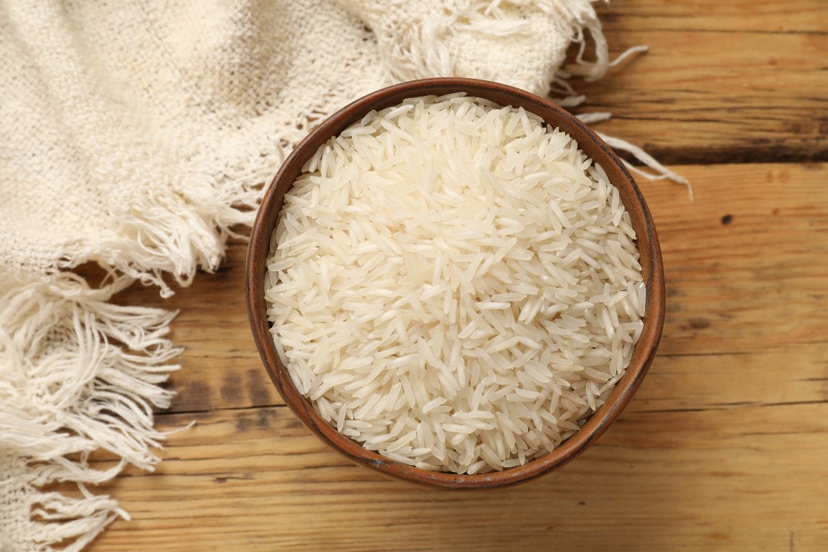 Ciotola di riso basmati crudo visto dall'alto