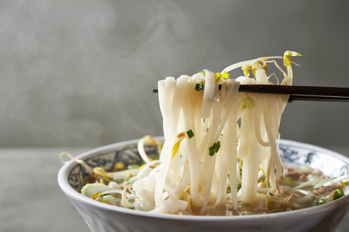 Piatto di pasta di riso senza glutine con verdure
