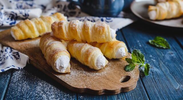 Cannoncini di pasta sfoglia alla crema