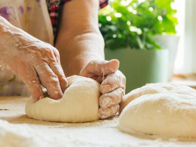 Nonna che impasta