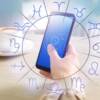 persona controlla l'oroscopo dallo smartphone