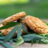 biscotti con foglie di cannabis