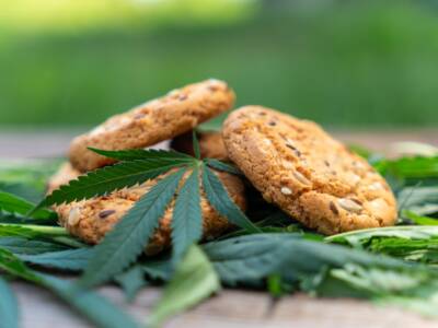 biscotti con foglie di cannabis