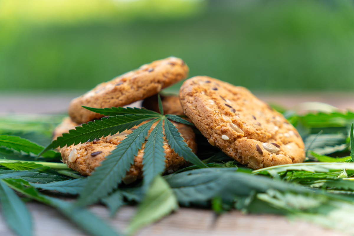 biscotti con foglie di cannabis