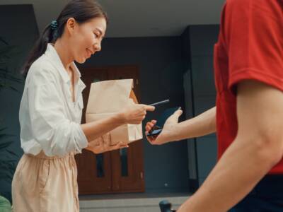 donna che riceve una consegna di cibo