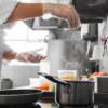 Cuoco che cucina al ristorante