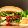 hamburger con patatine