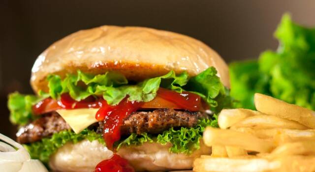 McDonald&#8217;s, allarme escherichia coli: muore dopo aver mangiato il panino Quarter Pounder