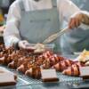 pasticcere che farcisce un croissant