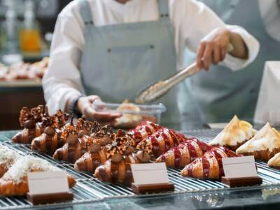 pasticcere che farcisce un croissant