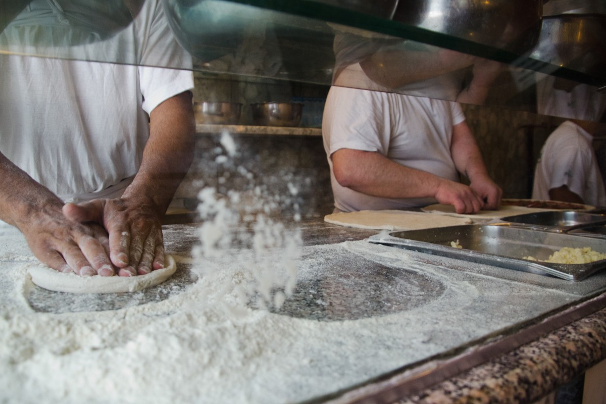 pizzaioli che impastano per la pizza