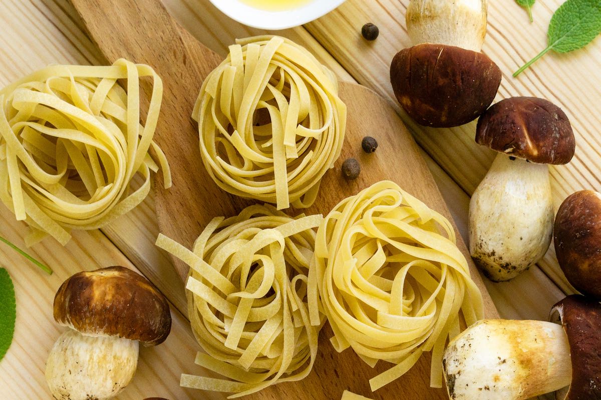 Tagliatelle secche e funghi