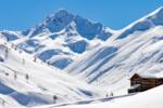 Livigno, montagne con neve e baita