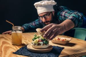 chef che prepara panino hamburger