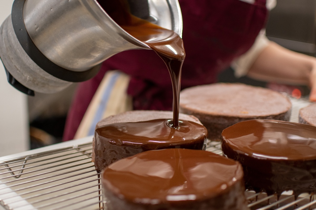 Colata di cioccolato sulle torte