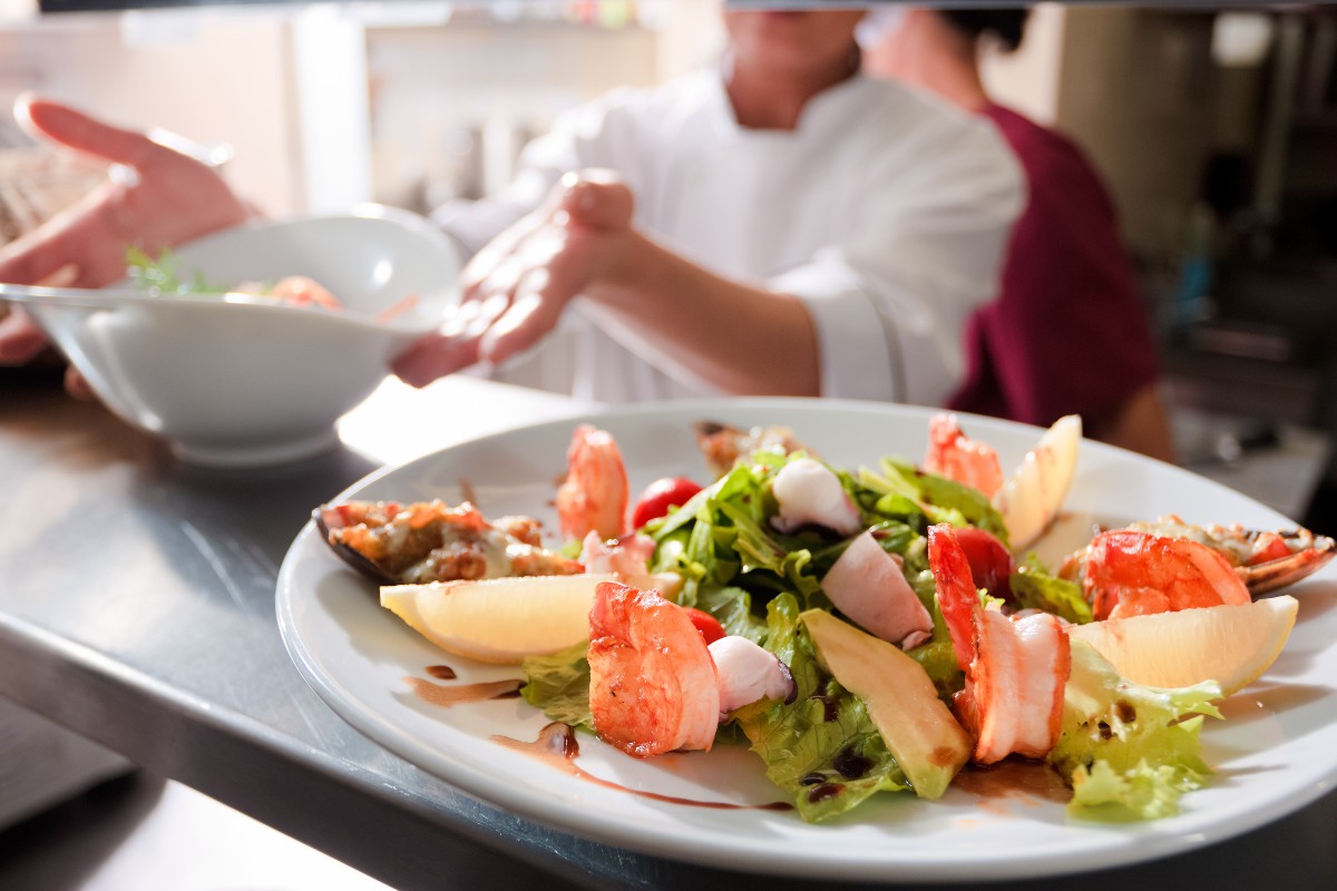 insalata di mare crostacei con chef sullo sfondo