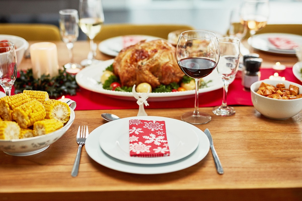 tavola di natale con cibo e decorazioni