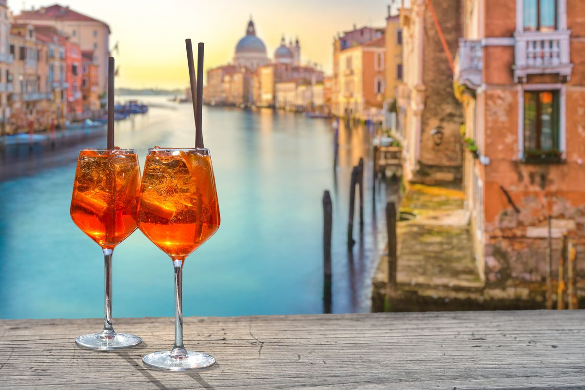 Bicchieri di spritz con vista sulla laguna