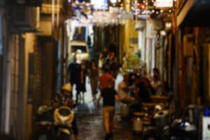 strada di Napoli con ristoranti e street food