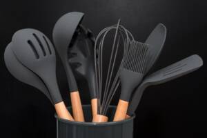 utensili da cucina di colore nero con manico in legno