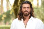 Can Yaman sorride mentre si lascia fotografare dai paparazzi