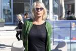 La conduttrice Maria De Filippi posa sorridente davanti ai fotografi