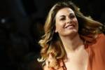 Vanessa Incontrada sorride mentre si lascia fotografare dai presenti