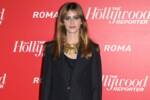 Benedetta Porcaroli sorride mentre si mette in posa davanti ai fotografi