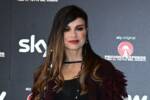 Dolcenera, la cantante, sorride mentre posa davanti ai fotografi durante la presentazione di Pechino Express
