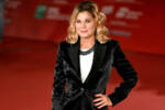 Patrizia Pellegrino sorride mentre posa per i fotografi sul red carpet