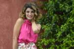 Samanta Togni sorride mentre posa per i fotografi