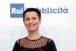 Silvia Salemi sorride felice mentre si lascia fotografare dai reporter