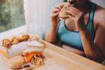 Una donna con un disturbo alimentare si trova a mangiare in un fast food